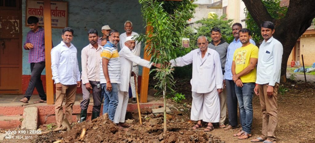 गावचावडी जवळ वृक्षारोपण केले1