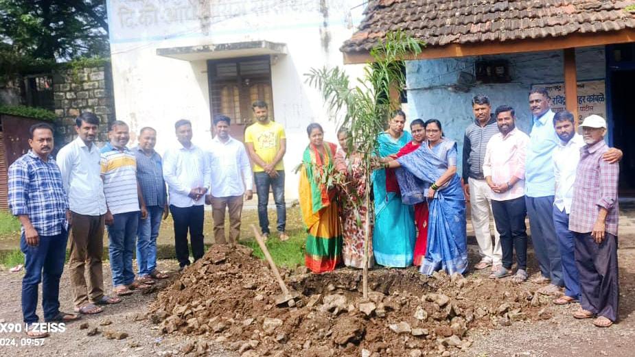गावचावडी जवळ वृक्षारोपण केले2