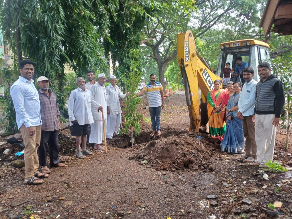 गावचावडी जवळ वृक्षारोपण केले3