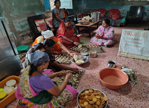 बचत गटातील उद्योजक महिला